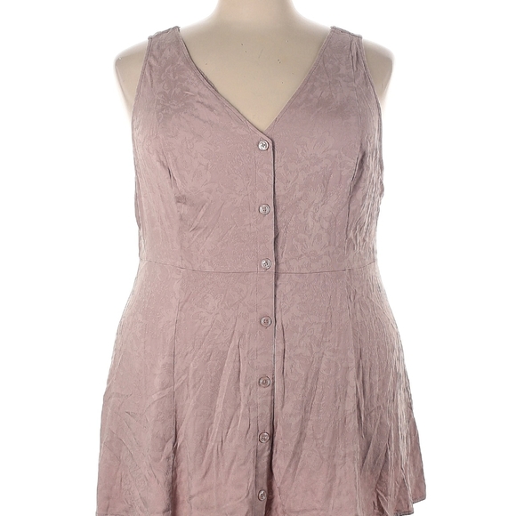 Torrid Top sleeveless button down - Picture 1 of 8